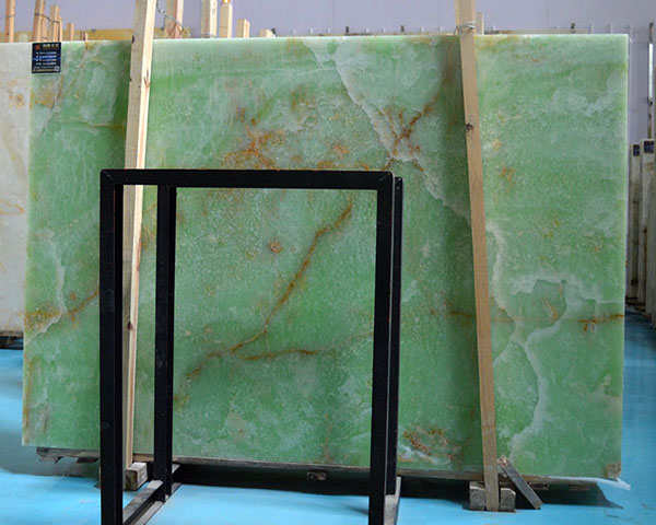 China medium spring green onyx slab price